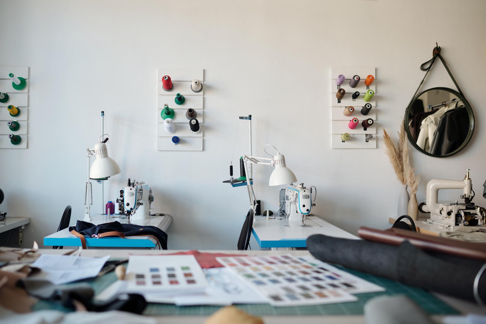 Laboratorio con macchina da ricamo e materiali